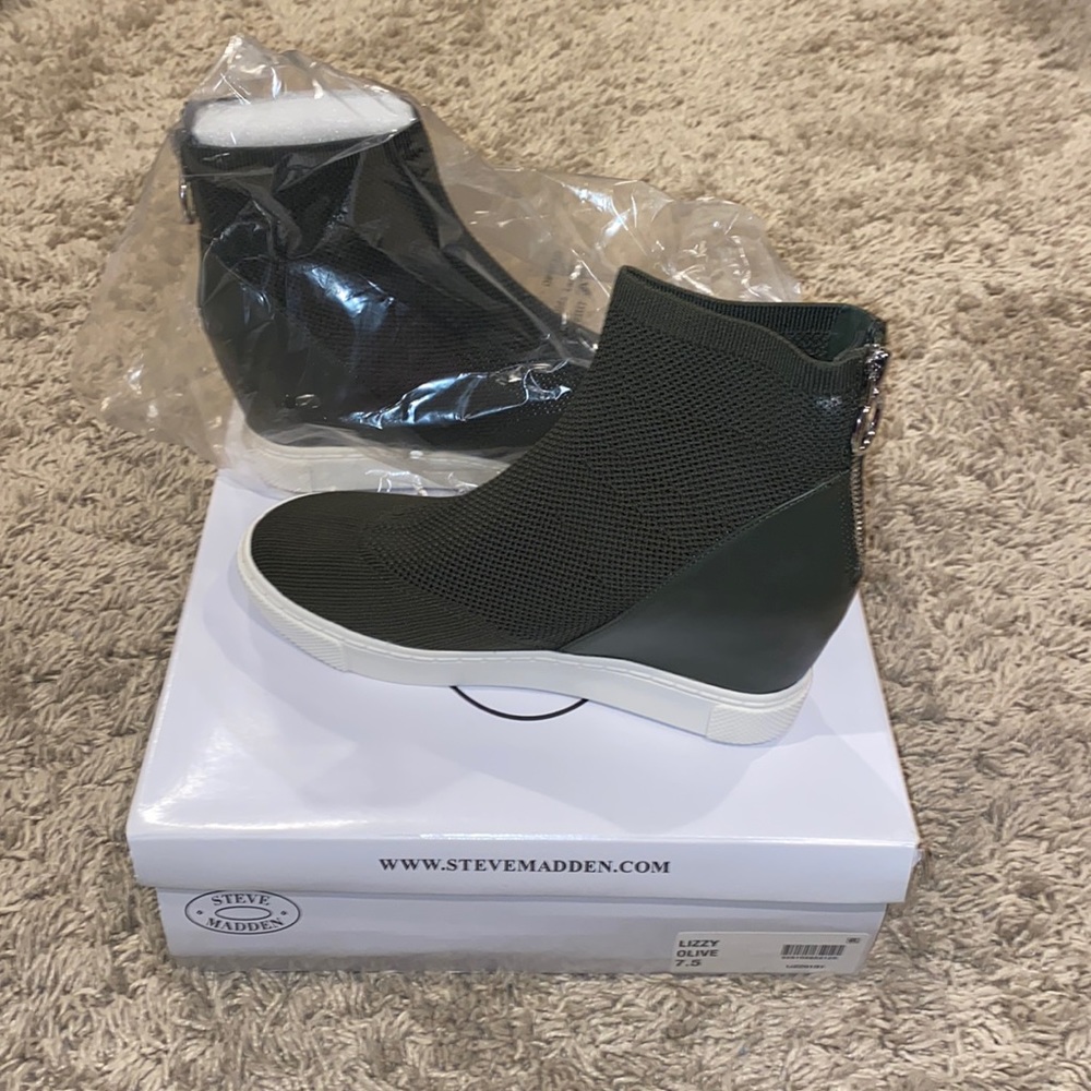 Brand new Steve Madden army green wedges